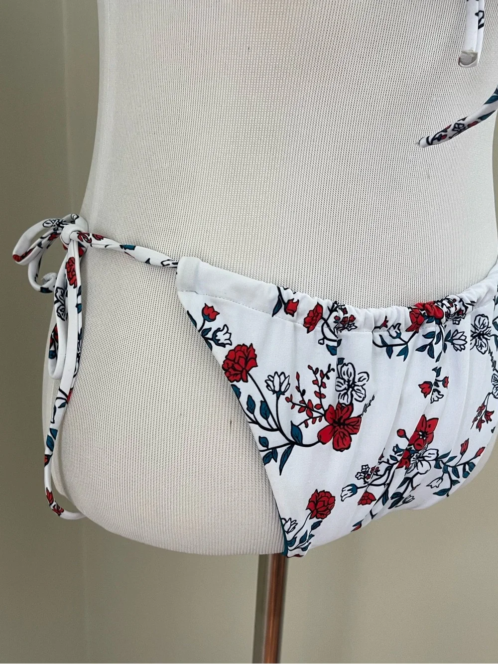 Zaful White Floral Bandeau Bikini with Red & Navy Accents Women’s S - US 4 EU 36